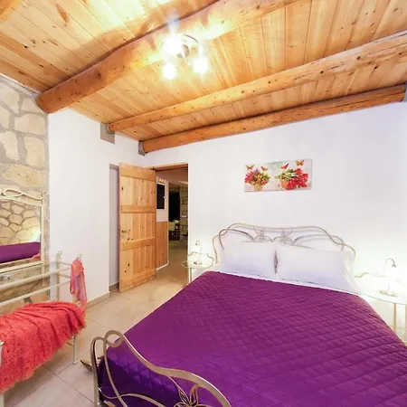 Tireda 2 Vila Marathiás